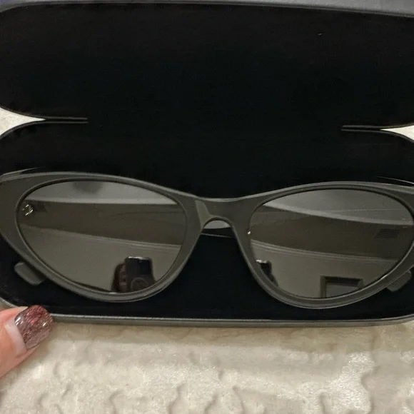 Moschino black cat eye sunglasses - Picture 6 of 8